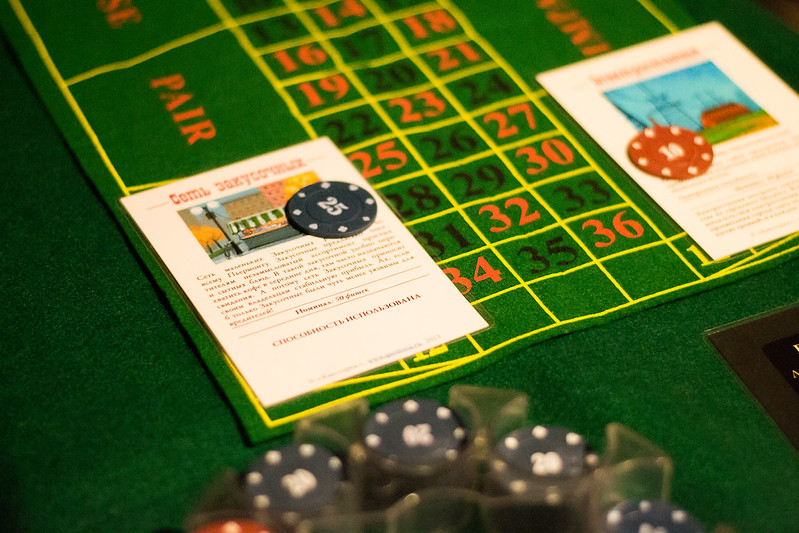 Ведущий развлекает гостей на корпоративе в Геленджике