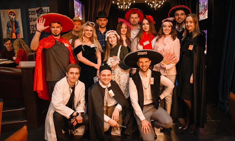 Корпоратив на Новый год в Геленджике — празднично украшенный банкетный зал