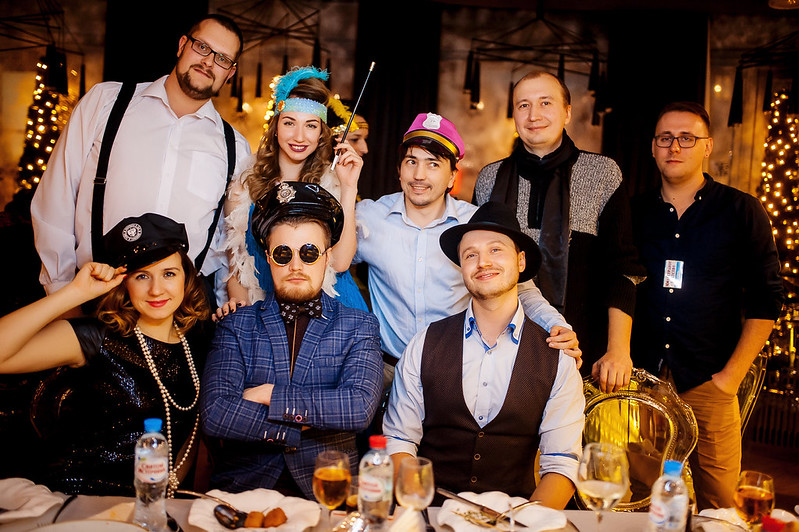 Команда компании празднует Новый год в ресторане Геленджике